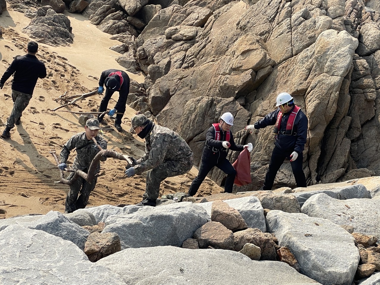 인천해수청, &lsquo;우리동네 새단장&rsquo; 연계 팔미도 연안정화 활동 추진